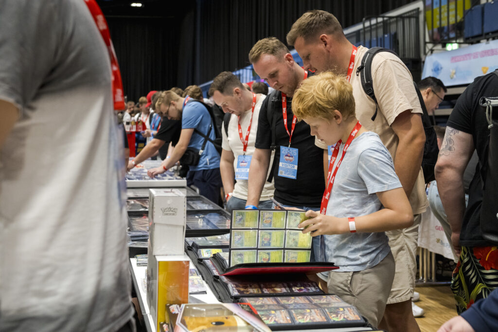 TCG card fair in Düsseldorf – CARDMADNESS event hall Visitors trading cards at the TCG card fair Crowds enjoying Europe’s largest TCG card fair