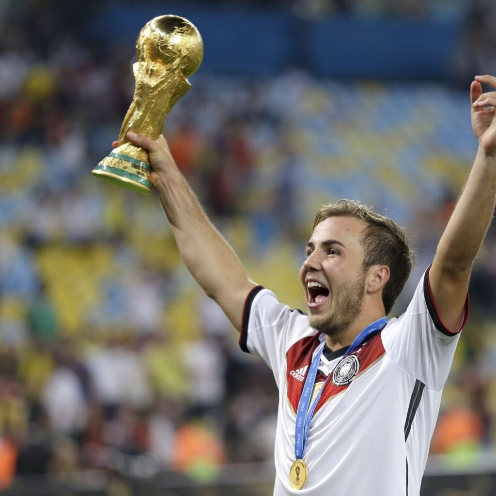 Mario Götze joins CARDMADNESS for official signing session