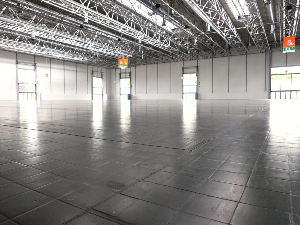 Messe Düsseldorf, Hall 8b - column-free hall interior with daylight roof