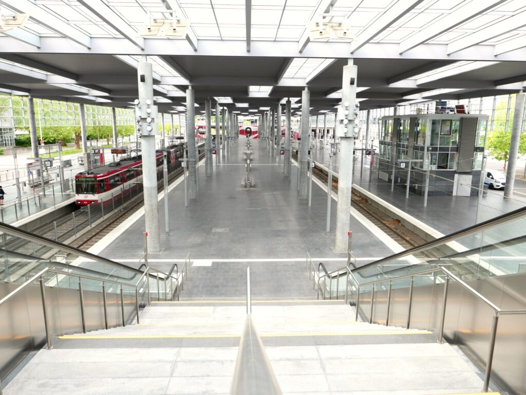 Messe Düsseldorf - covered walkway to the entrance